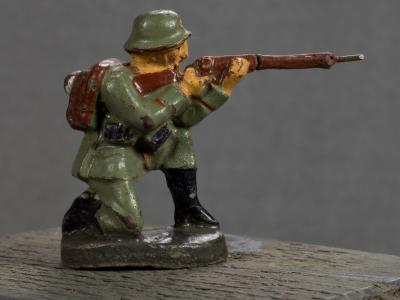 WWI German Kneeling Soldier Duro